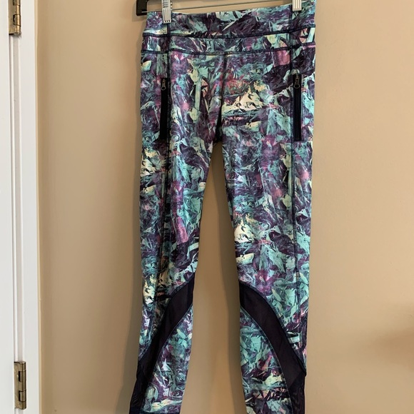 Lulu lemon 🍋 adorable print athletic leggings. - Picture 3 of 5